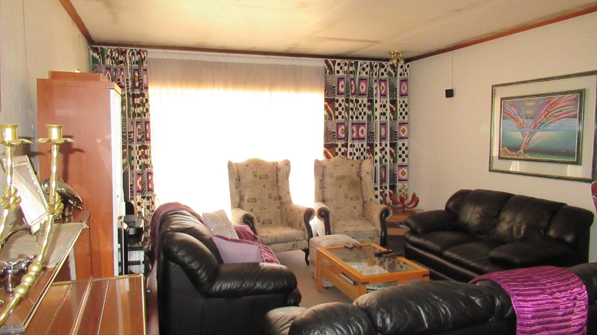 Lounges - 30 square meters of property in Atlasville