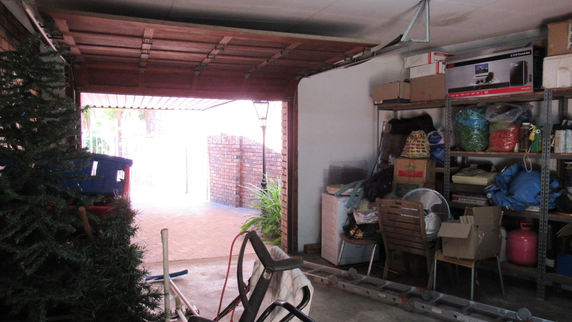 Garage of property in Atlasville