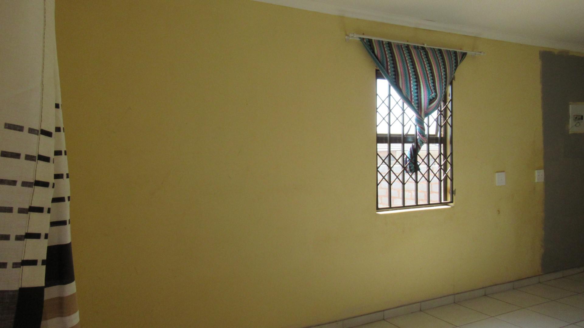 Lounges - 14 square meters of property in Windmill Park