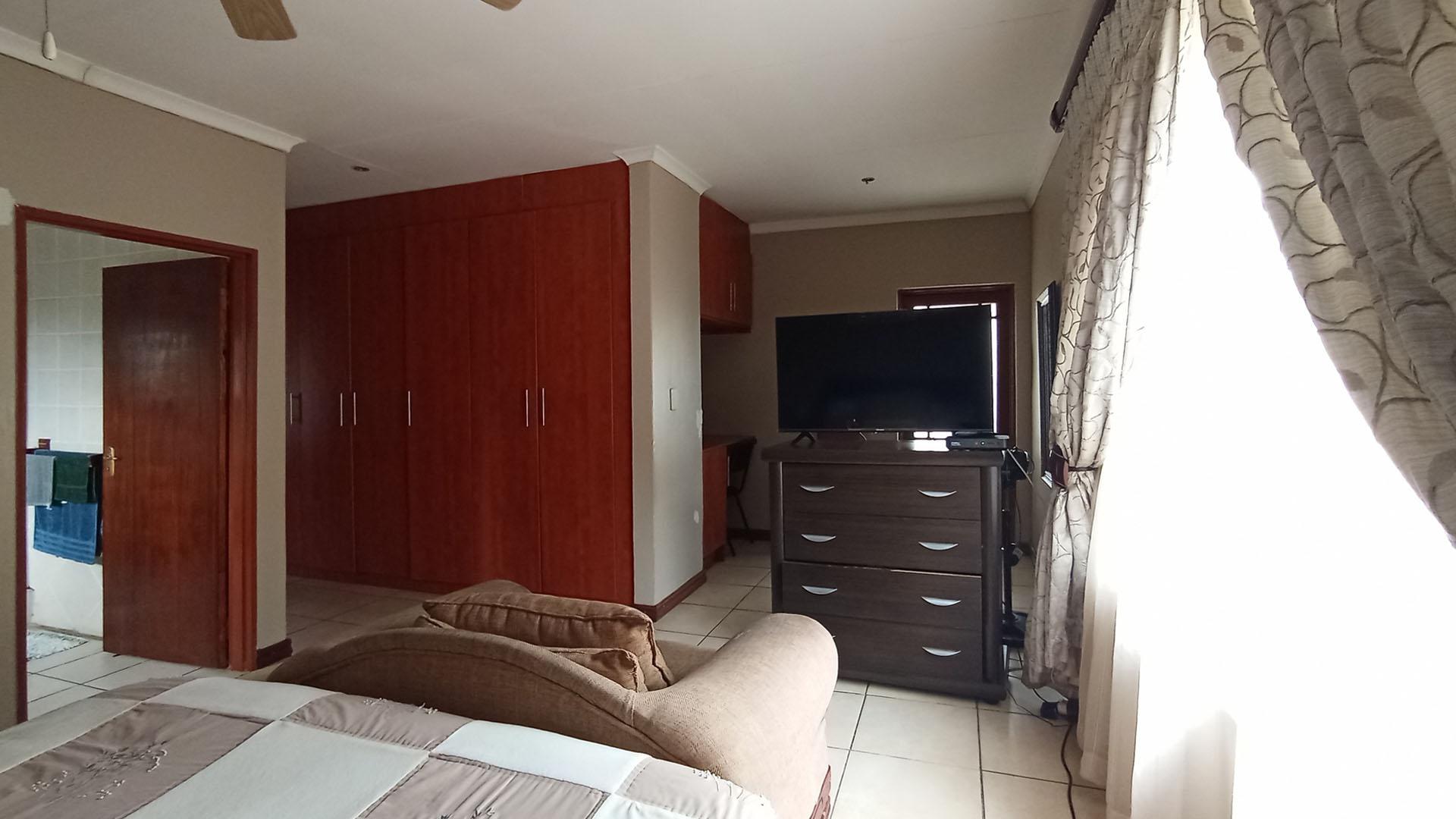 Main Bedroom - 32 square meters of property in Ninapark