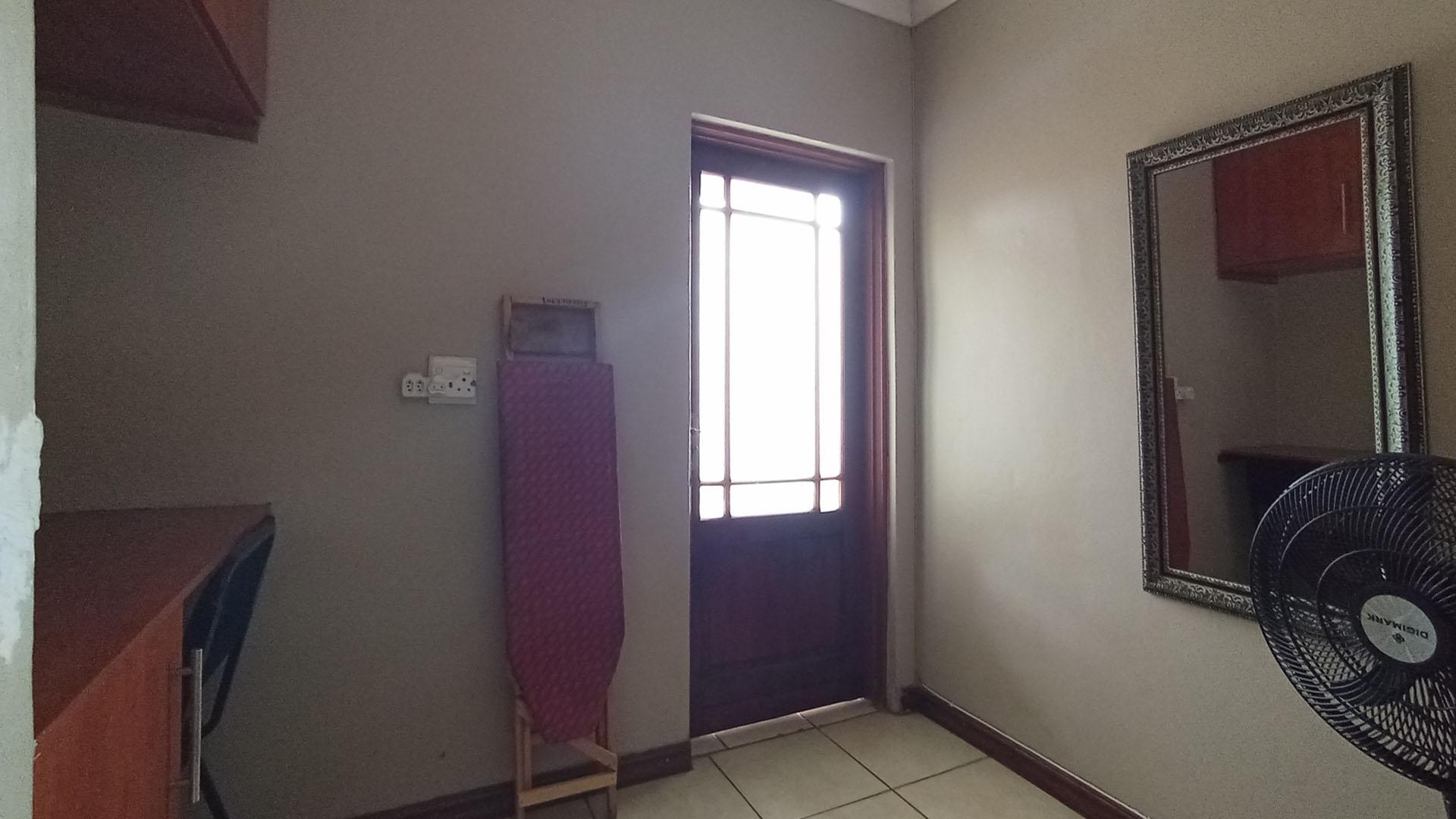 Main Bedroom - 32 square meters of property in Ninapark