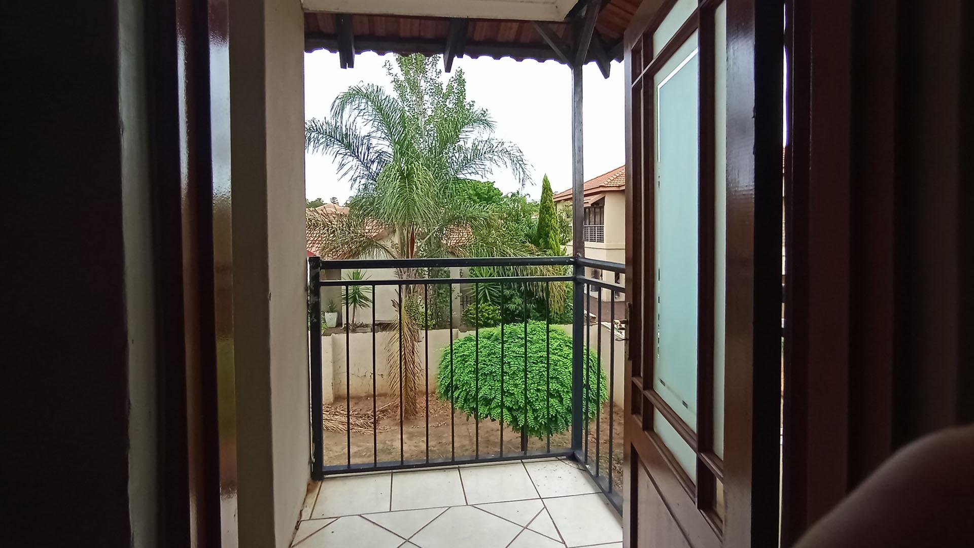 Main Bedroom - 32 square meters of property in Ninapark