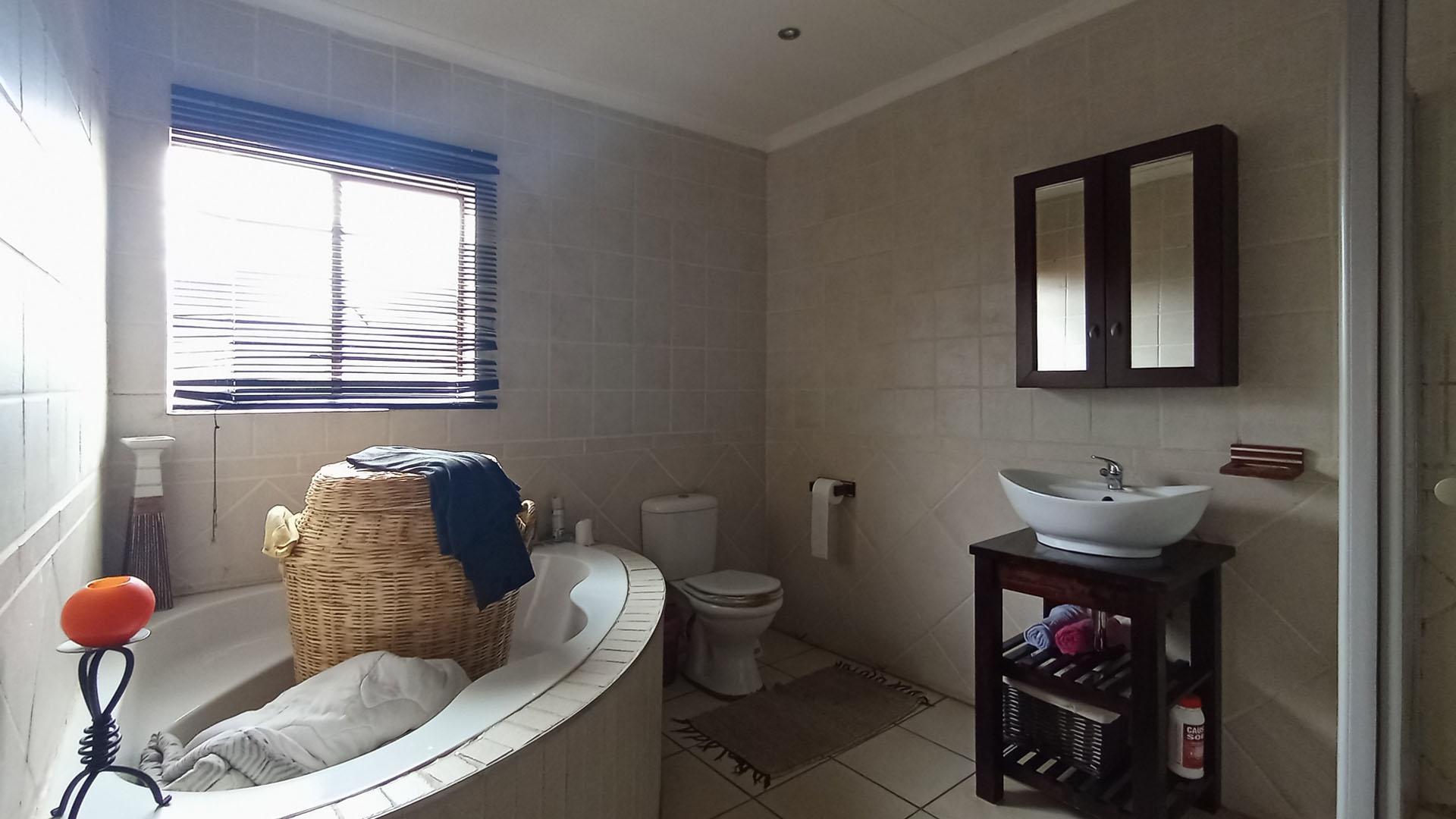 Main Bathroom - 11 square meters of property in Ninapark