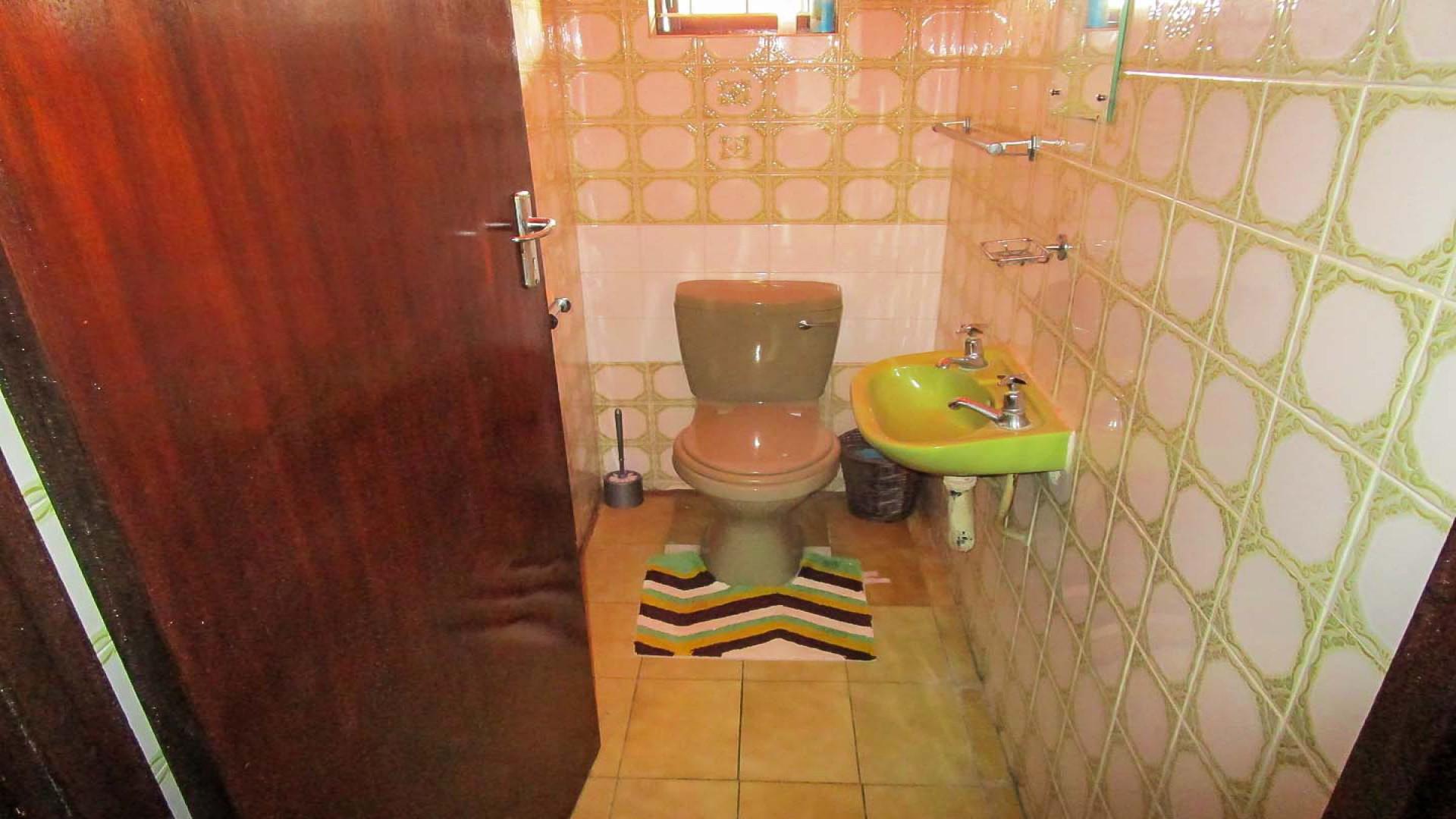 Guest Toilet - 2 square meters of property in Umzinto