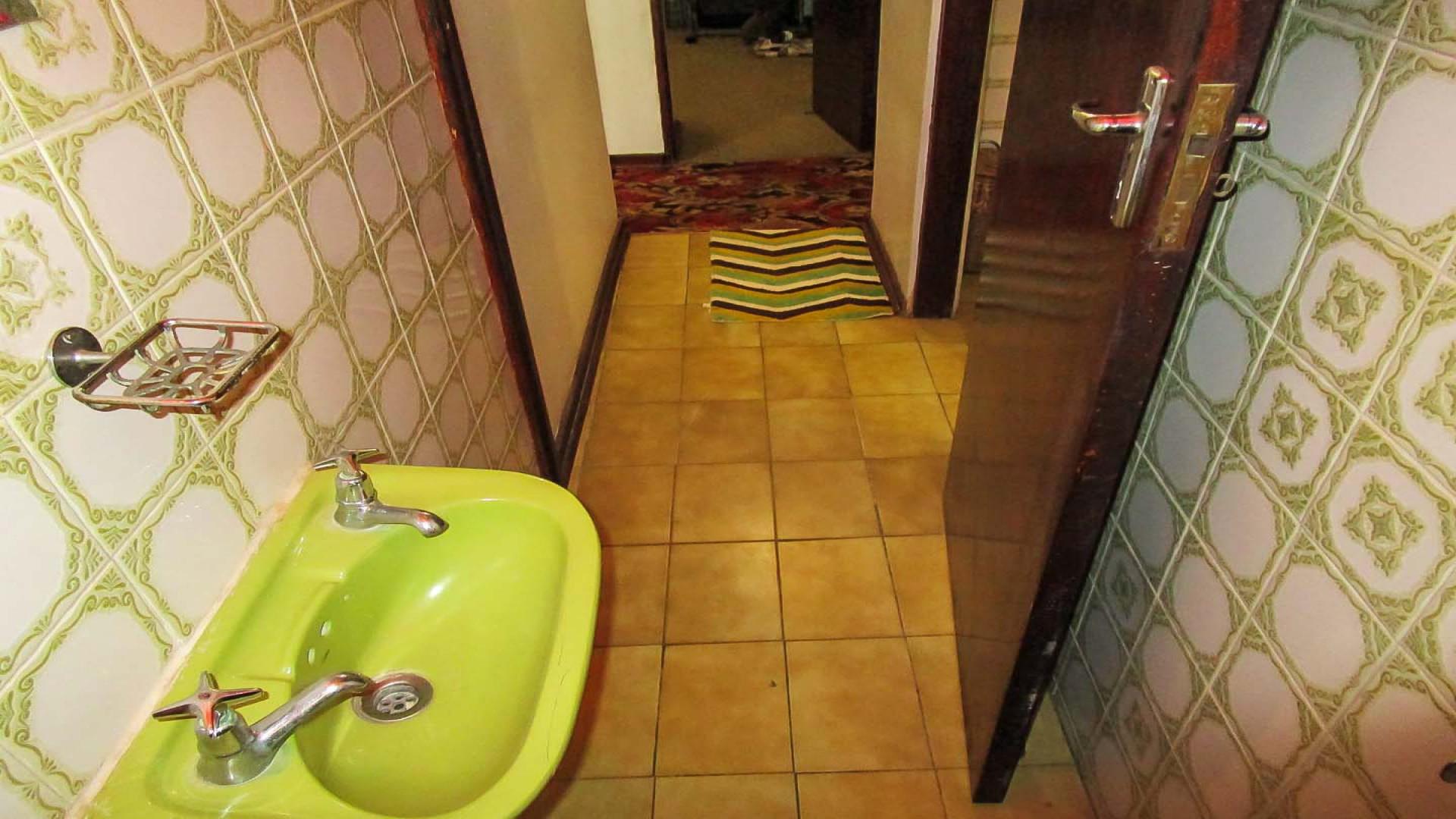 Guest Toilet - 2 square meters of property in Umzinto