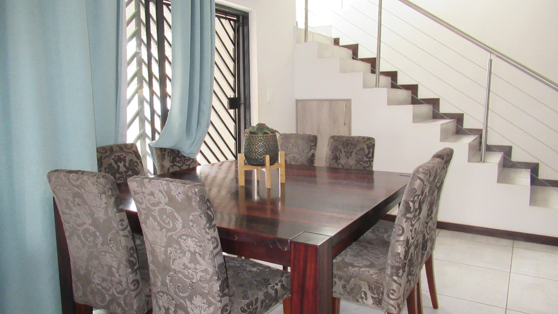 Dining Room - 17 square meters of property in Noordheuwel