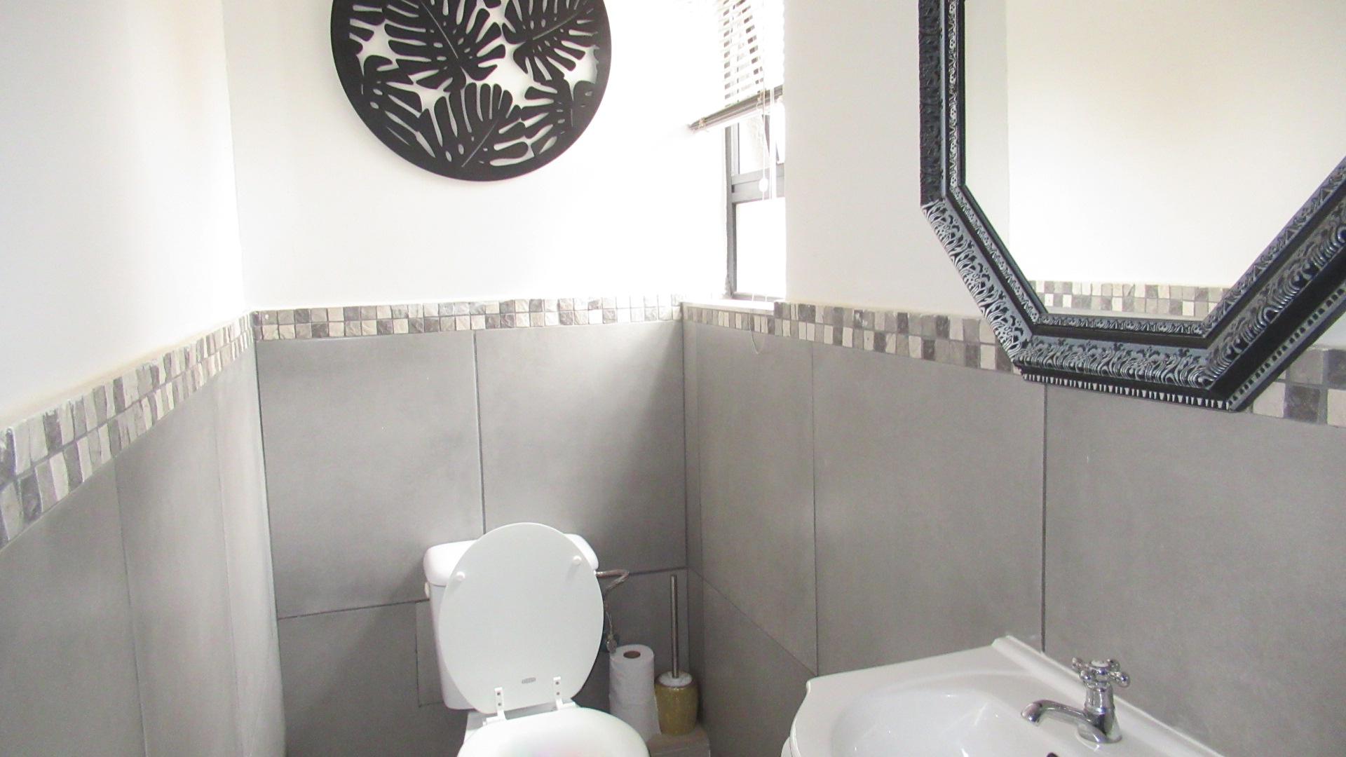 Guest Toilet - 5 square meters of property in Noordheuwel