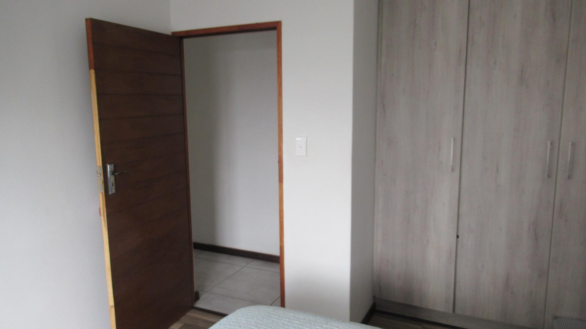 Bed Room 1 - 17 square meters of property in Noordheuwel