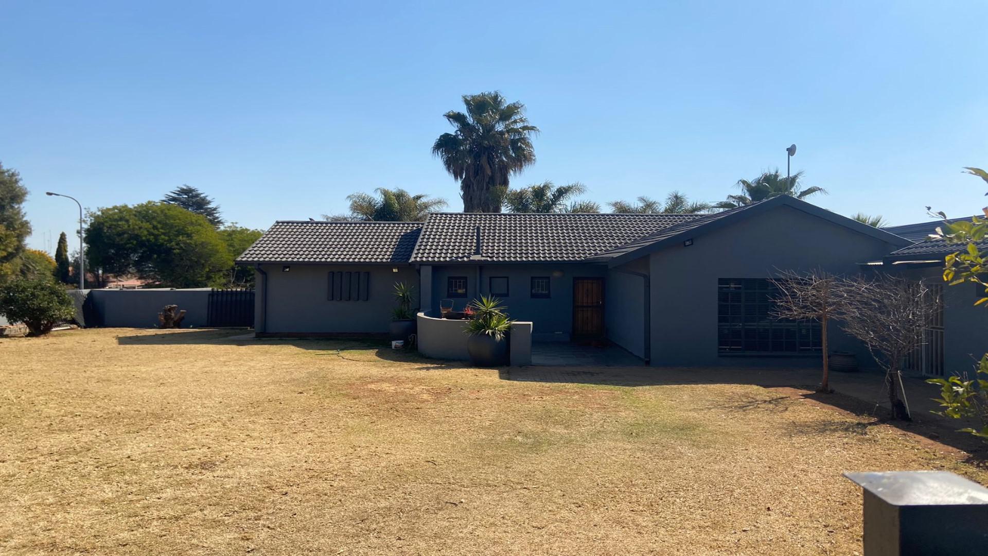 Front View of property in Kanonkop