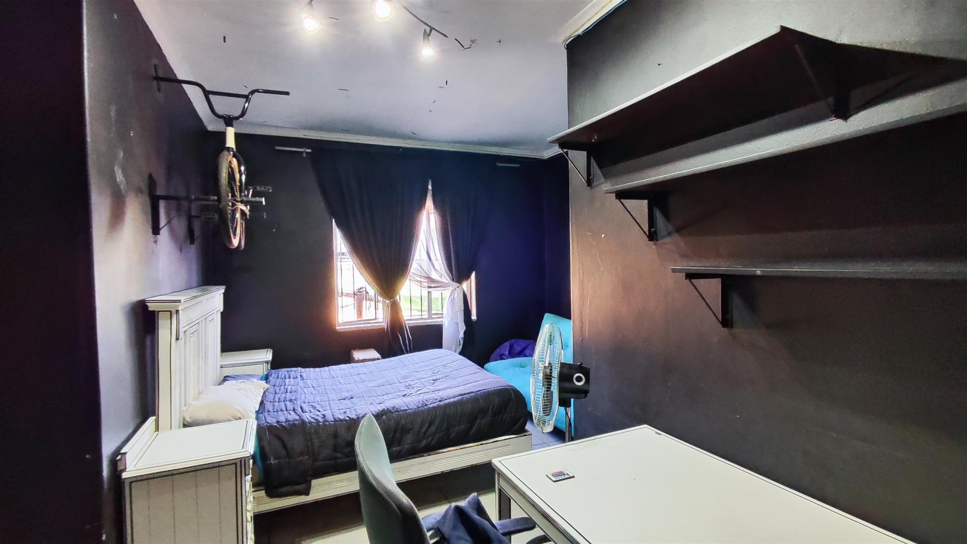 Bed Room 2 - 37 square meters of property in Benoni