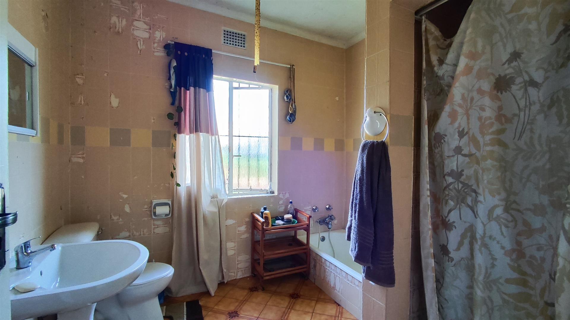 Bathroom 2 - 8 square meters of property in Benoni