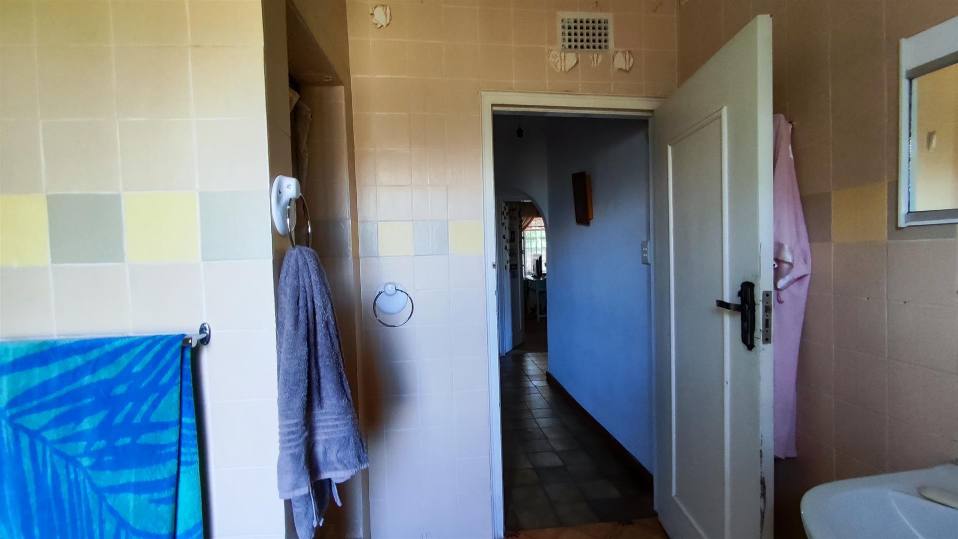 Bathroom 2 - 8 square meters of property in Benoni