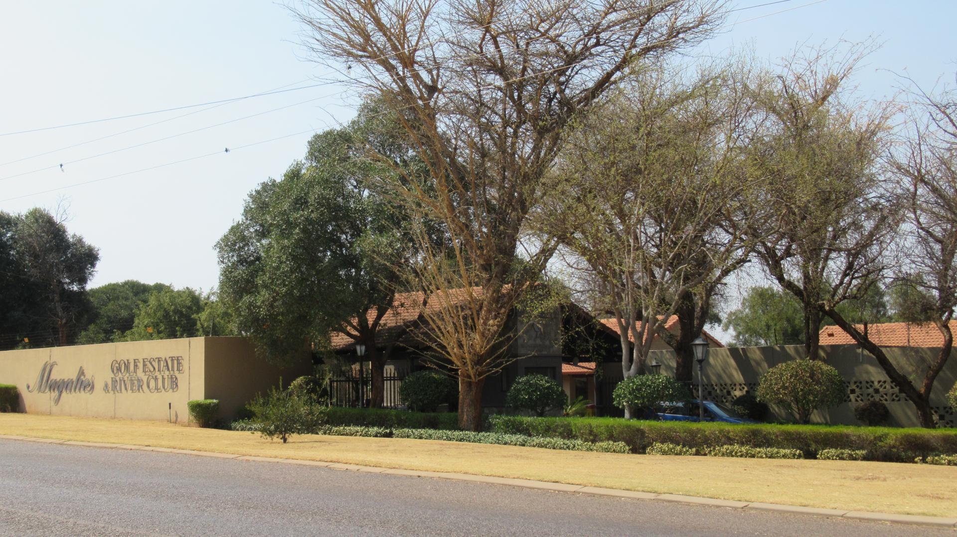 Front View of property in Magalies Golf Estate