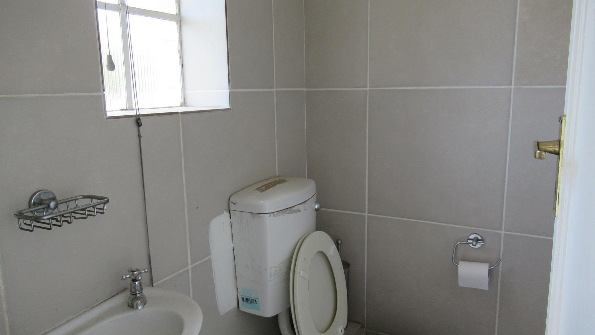 Guest Toilet - 2 square meters of property in Sandown