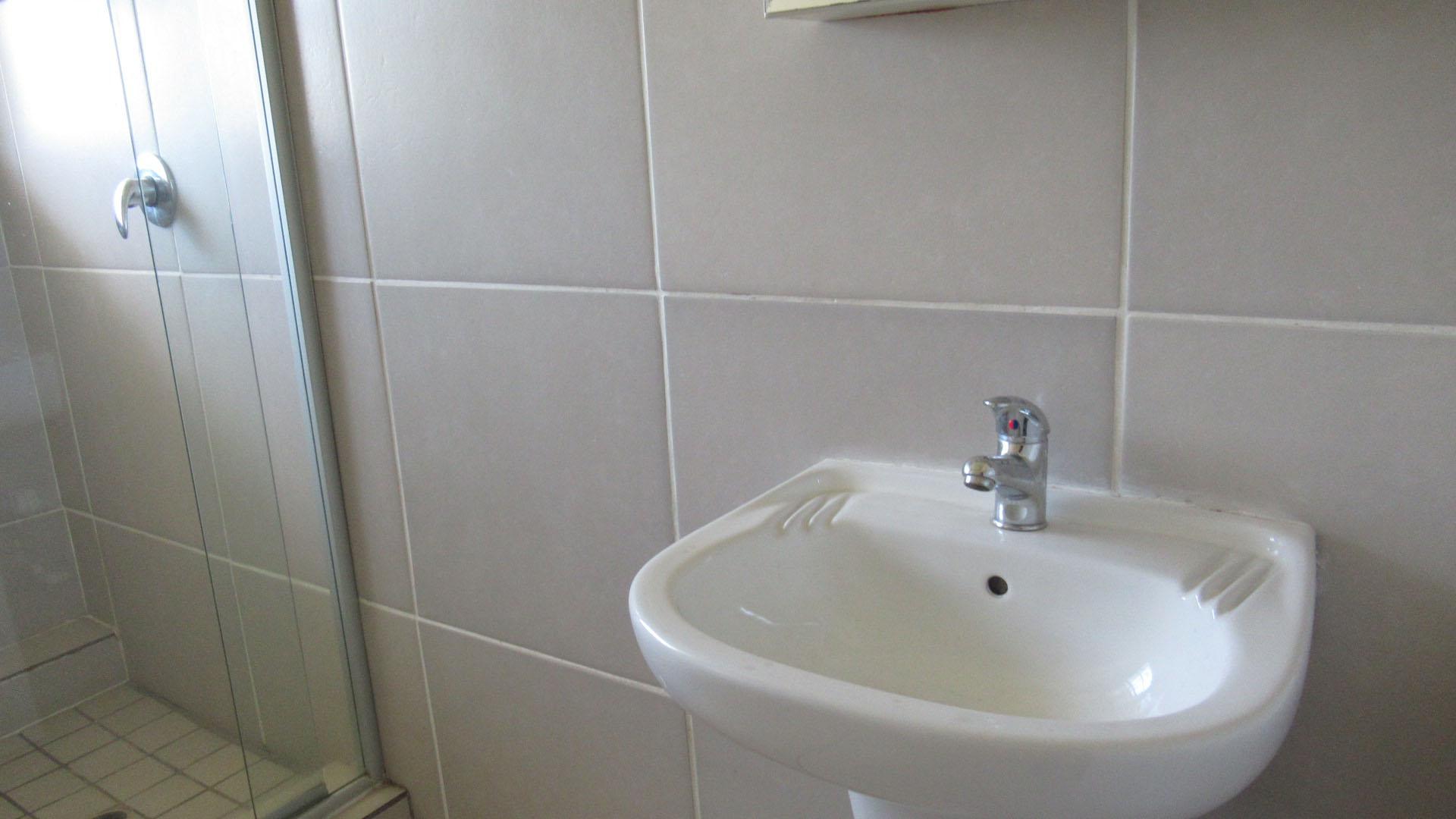 Bathroom 1 - 4 square meters of property in Sandown