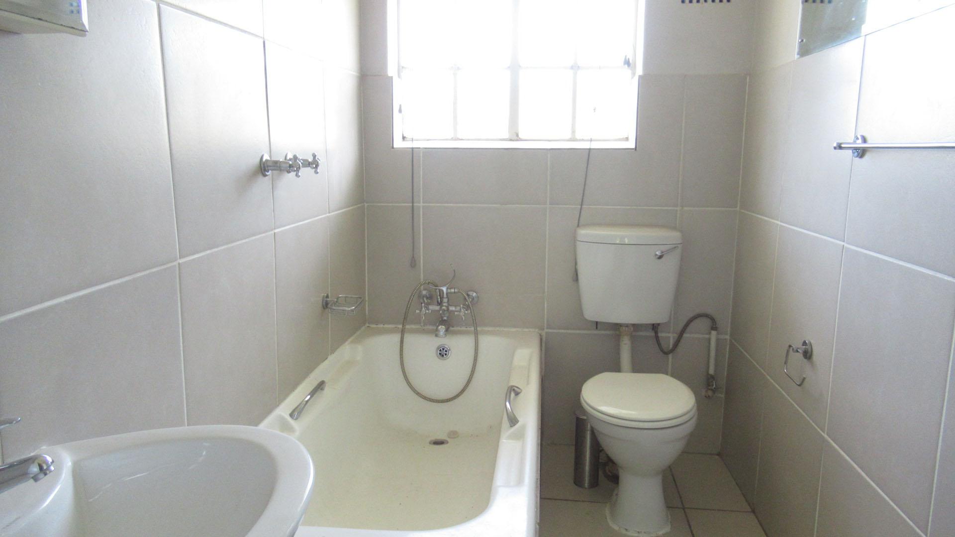 Main Bathroom - 4 square meters of property in Sandown
