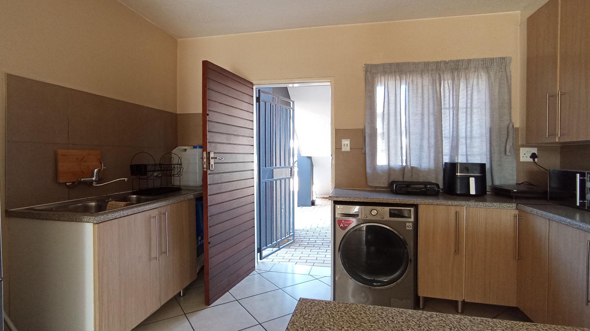 Lounges - 16 square meters of property in Monavoni