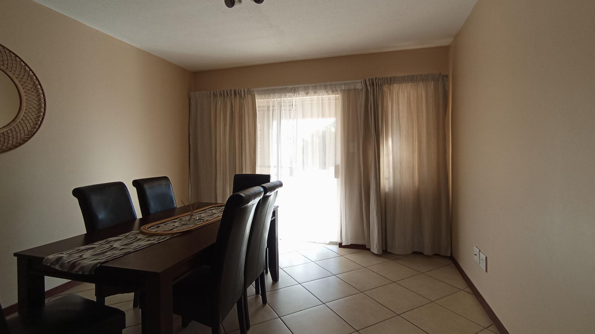 Lounges - 16 square meters of property in Monavoni