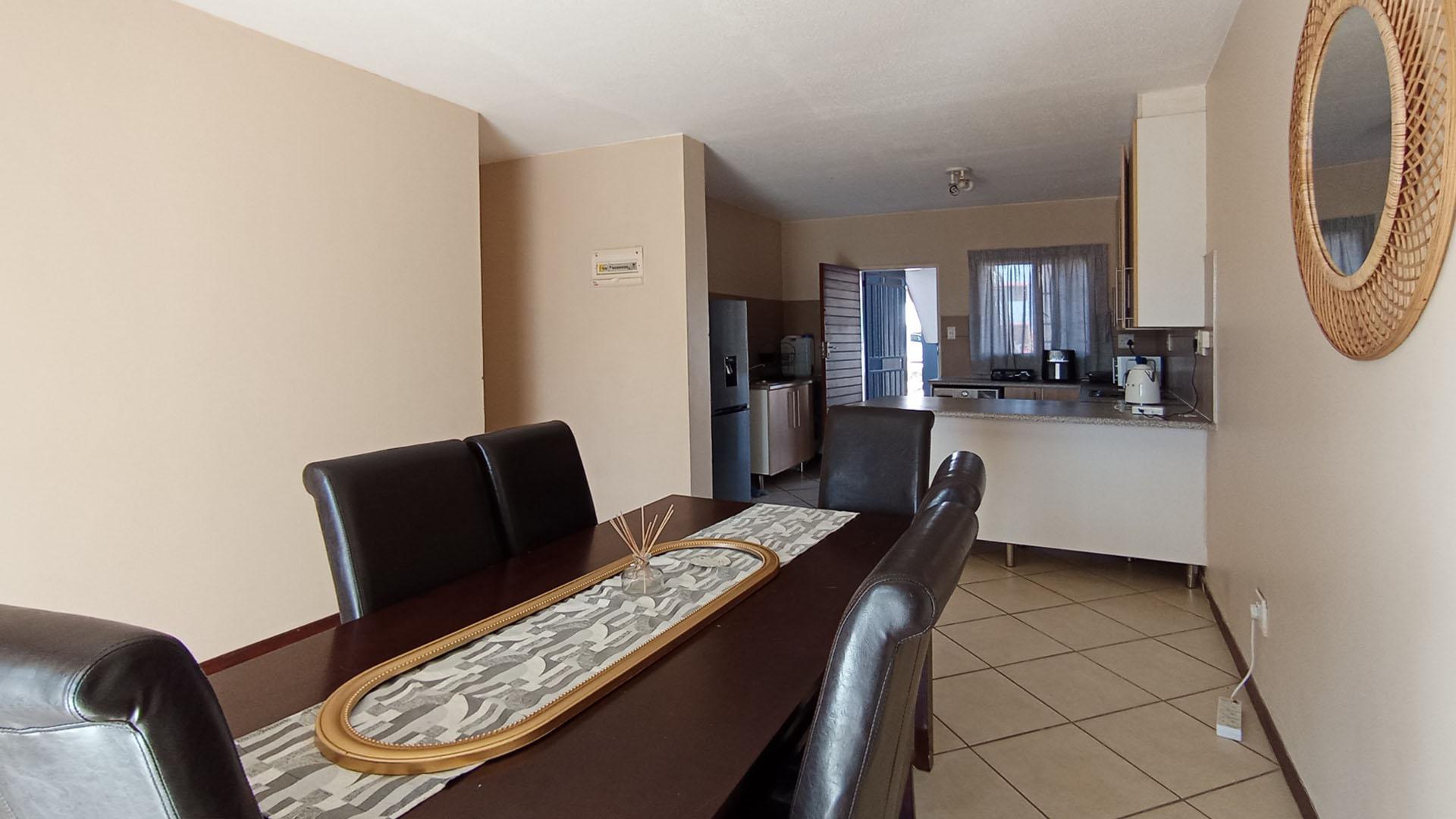 Lounges - 16 square meters of property in Monavoni