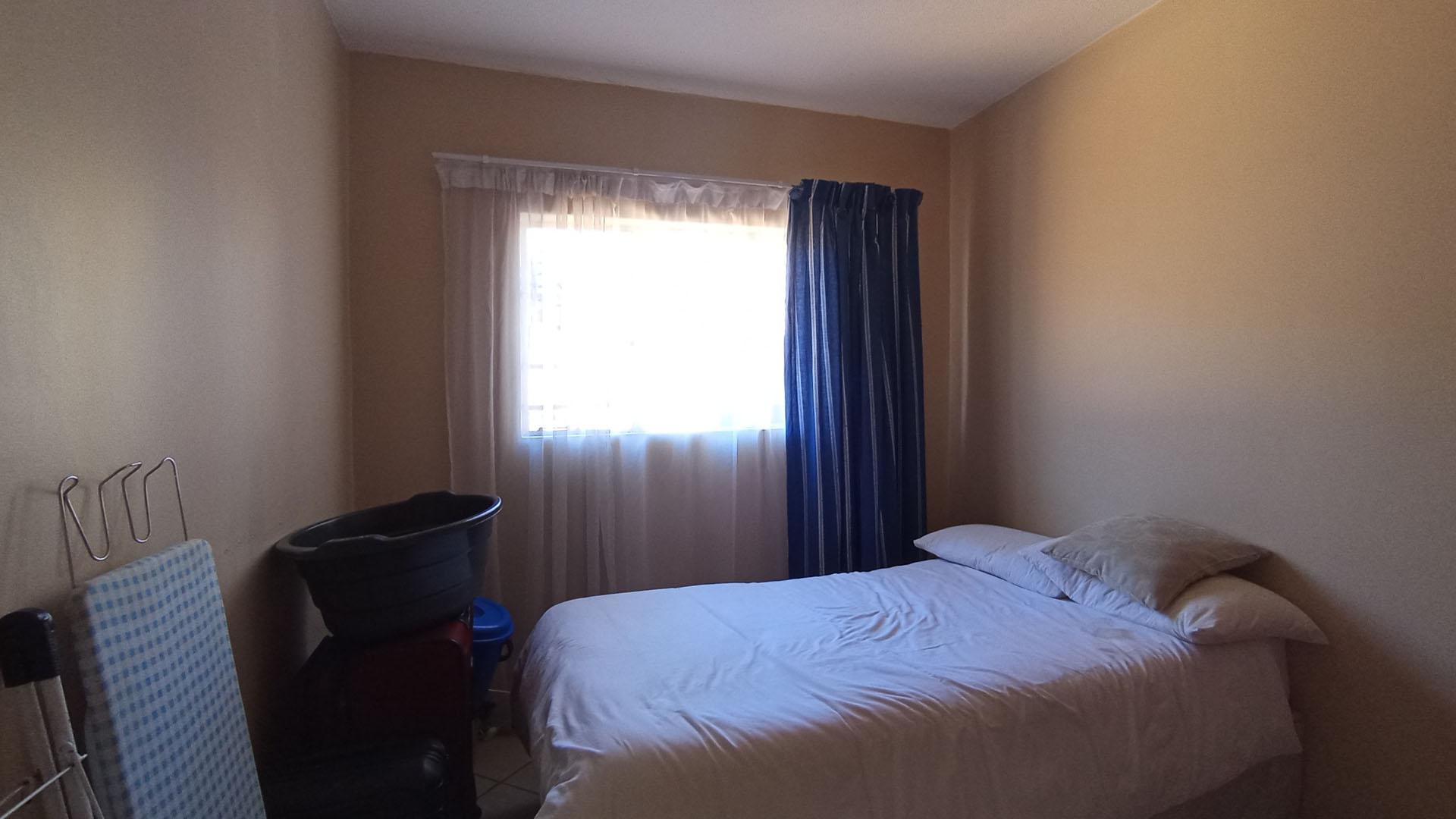 Bed Room 1 - 8 square meters of property in Monavoni