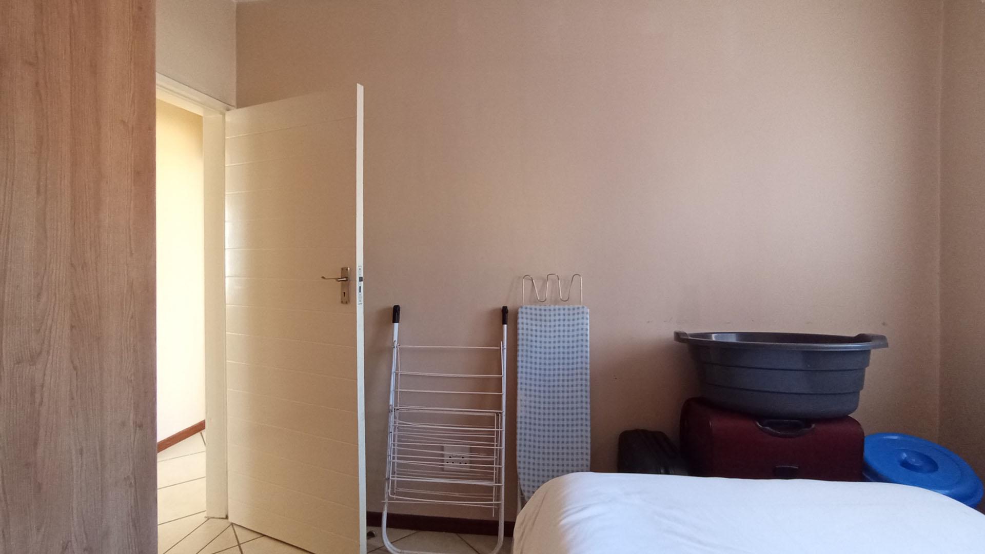 Bed Room 1 - 8 square meters of property in Monavoni