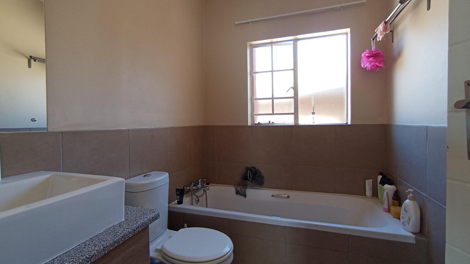 Bathroom 1 - 5 square meters of property in Monavoni