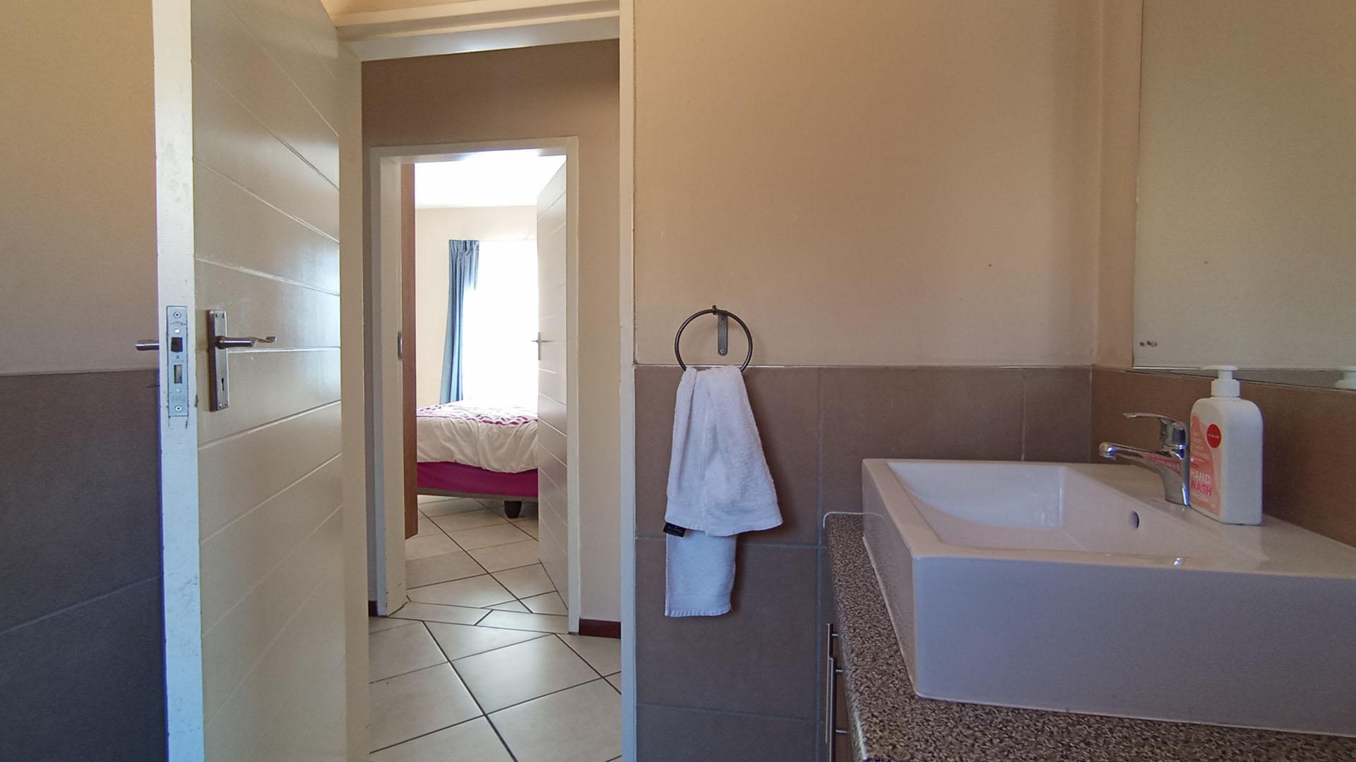 Bathroom 1 - 5 square meters of property in Monavoni