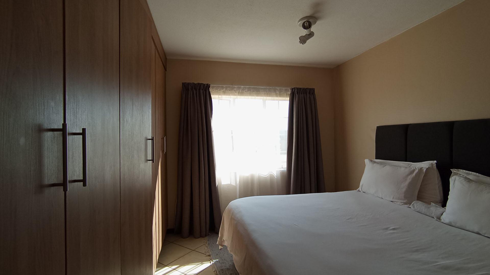 Main Bedroom - 15 square meters of property in Monavoni