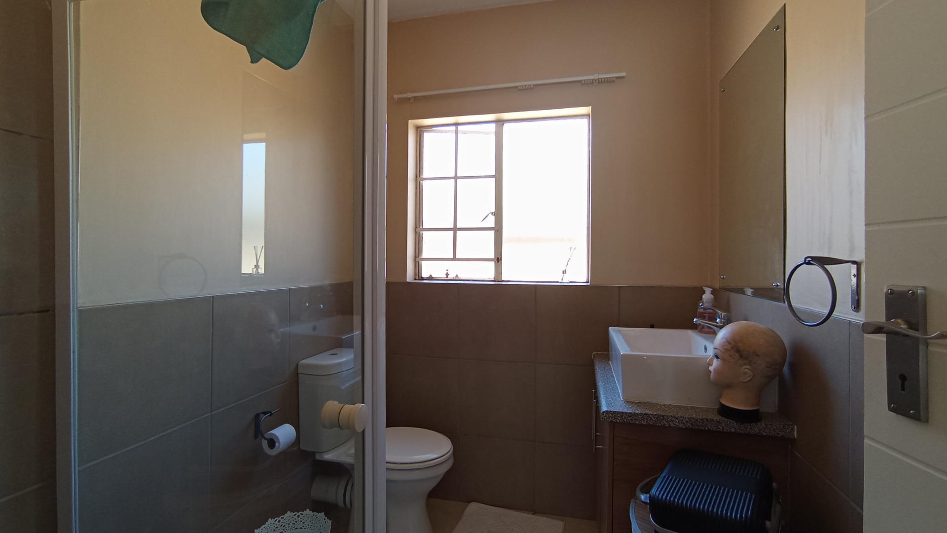 Main Bathroom - 4 square meters of property in Monavoni