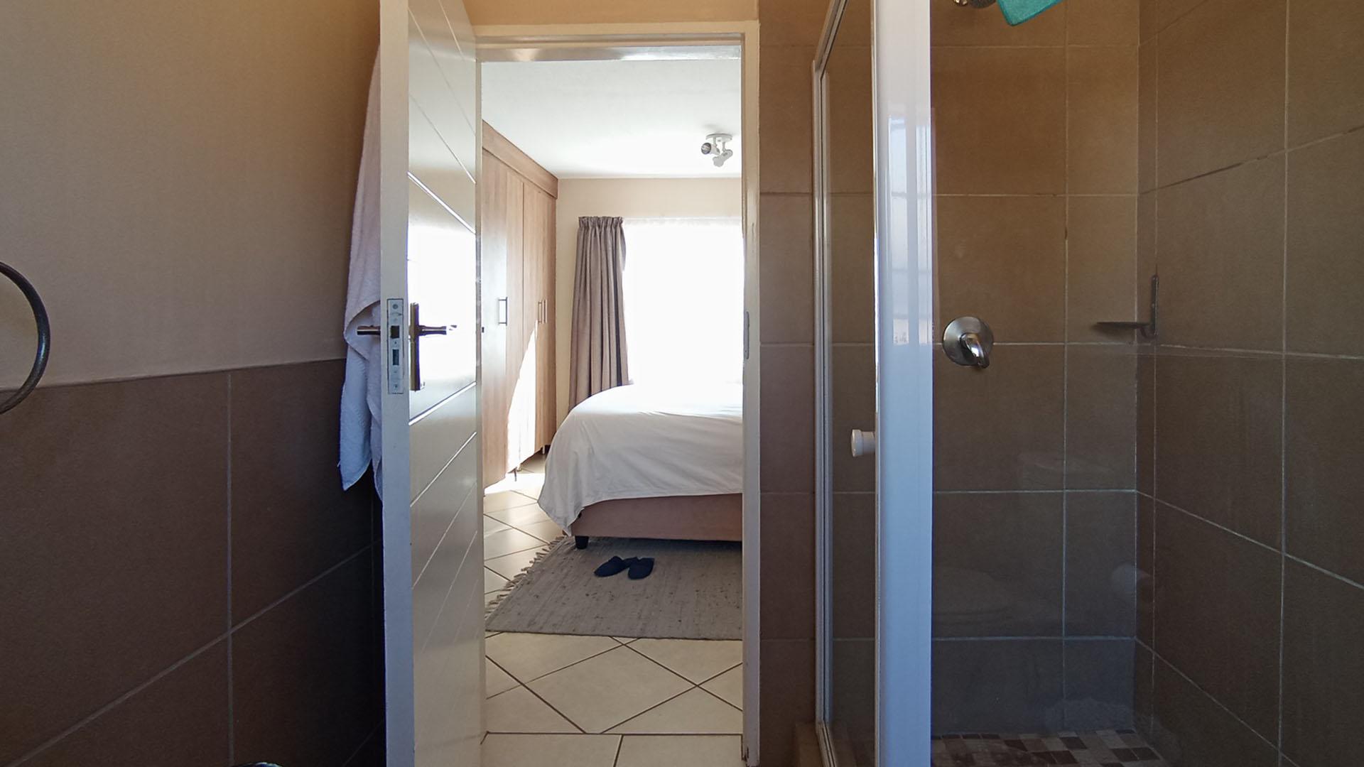 Main Bathroom - 4 square meters of property in Monavoni