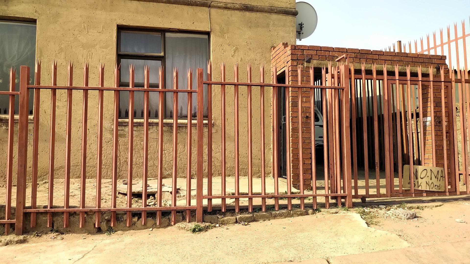 Front View of property in Meadowlands