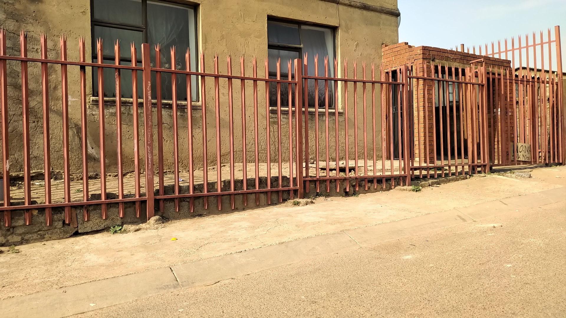 Front View of property in Meadowlands