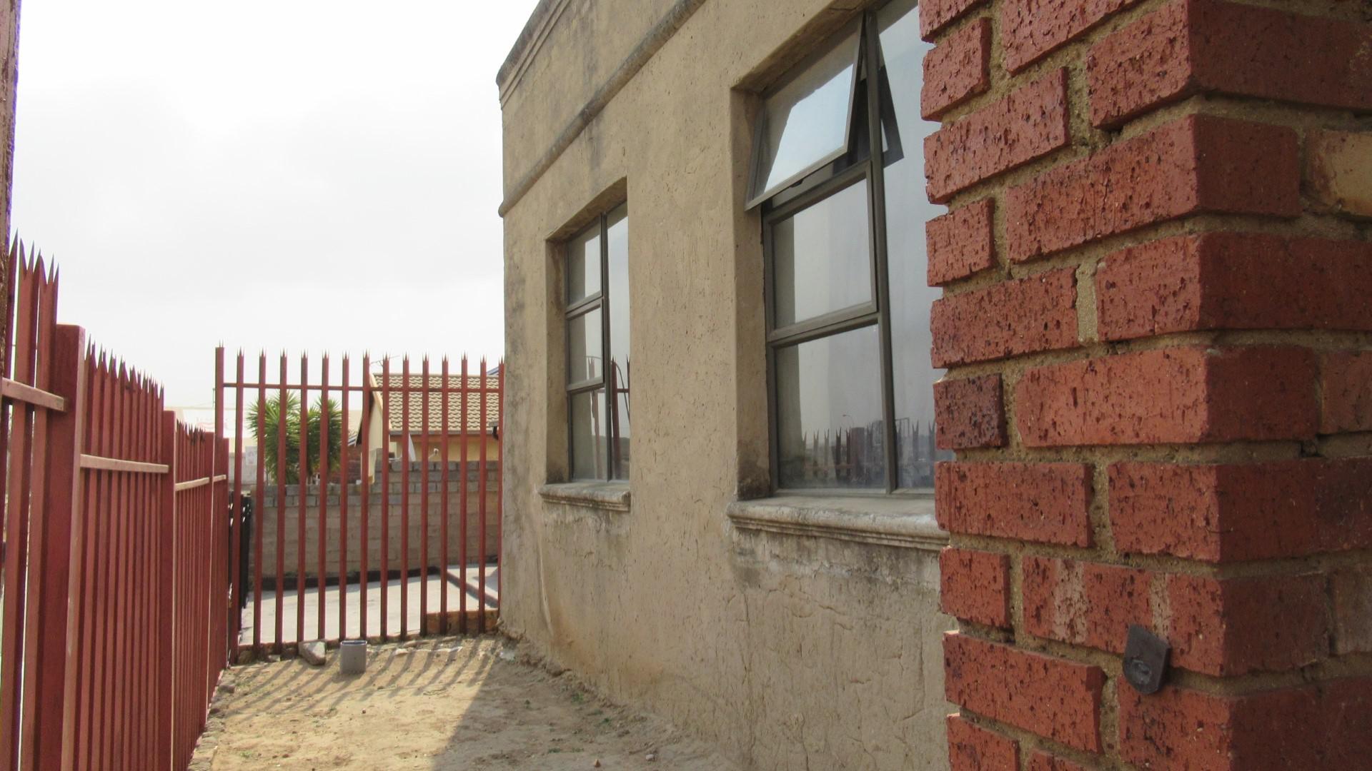 Front View of property in Meadowlands