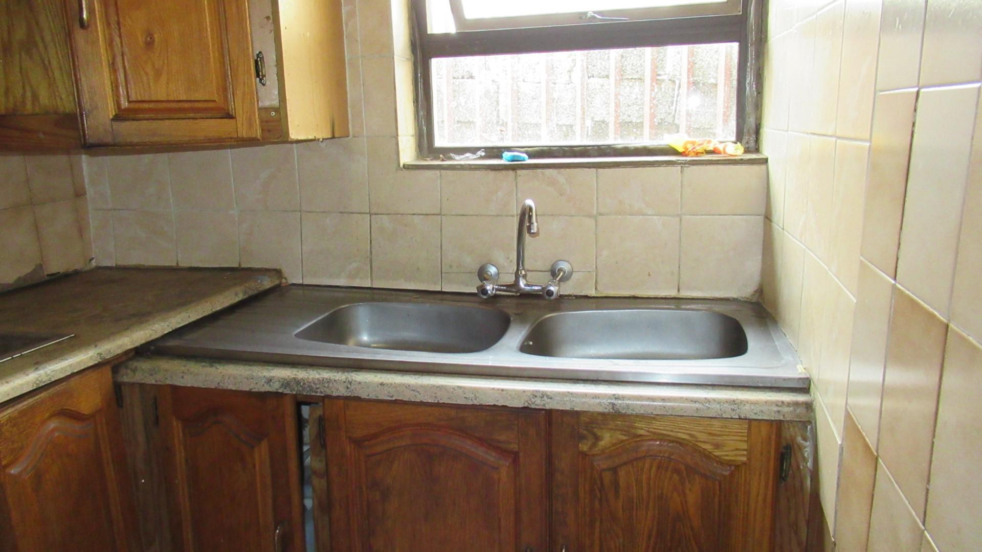 Kitchen - 7 square meters of property in Meadowlands