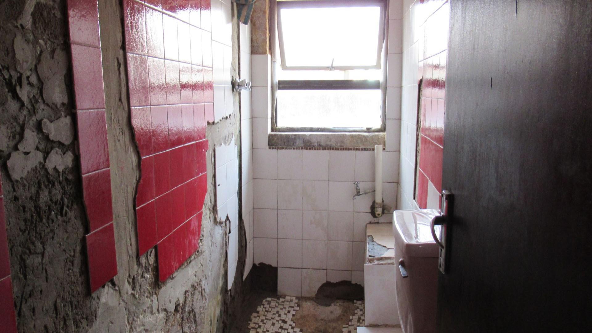 Bathroom 1 - 4 square meters of property in Meadowlands