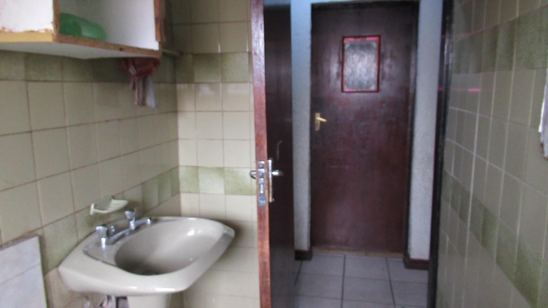 Bathroom 2 - 5 square meters of property in Meadowlands