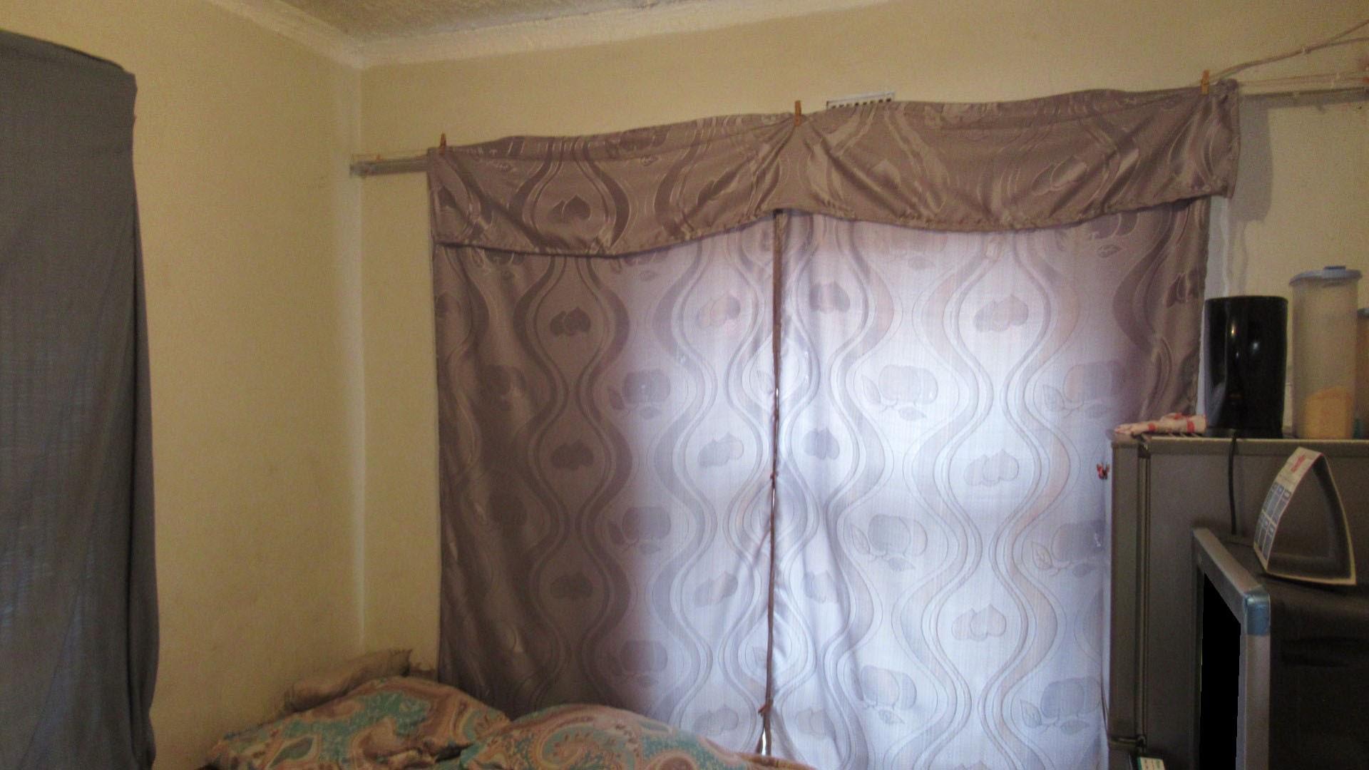 Bed Room 1 - 12 square meters of property in Meadowlands