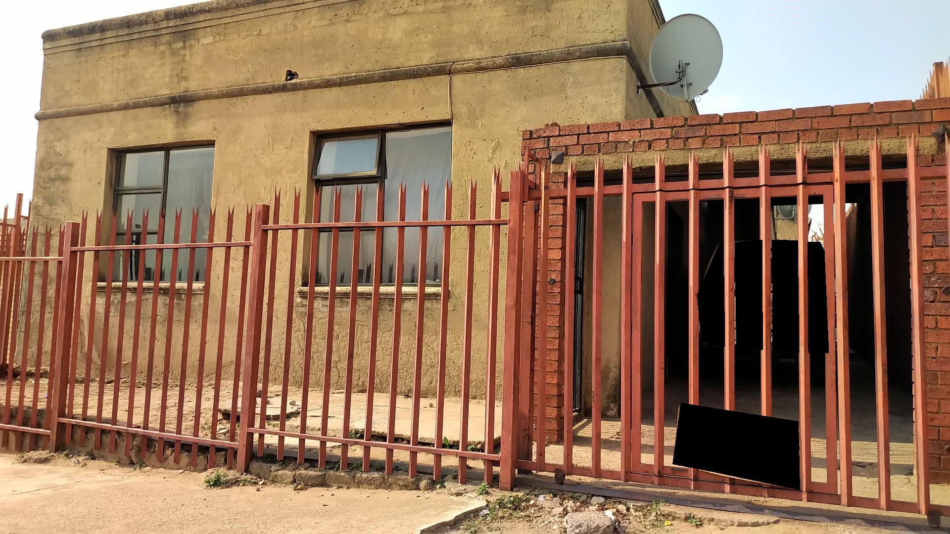 Front View of property in Meadowlands