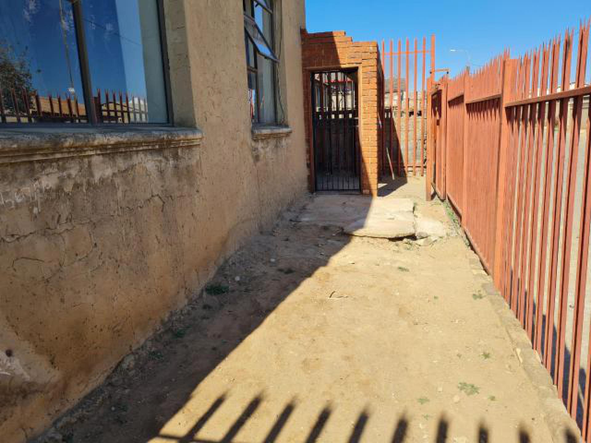 Front View of property in Meadowlands