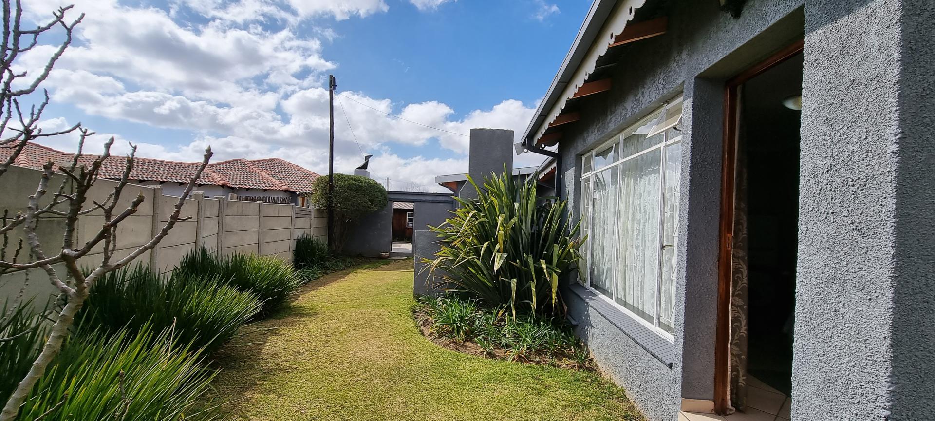 12 Bedroom Guest House for Sale For Sale in Ermelo MR46339