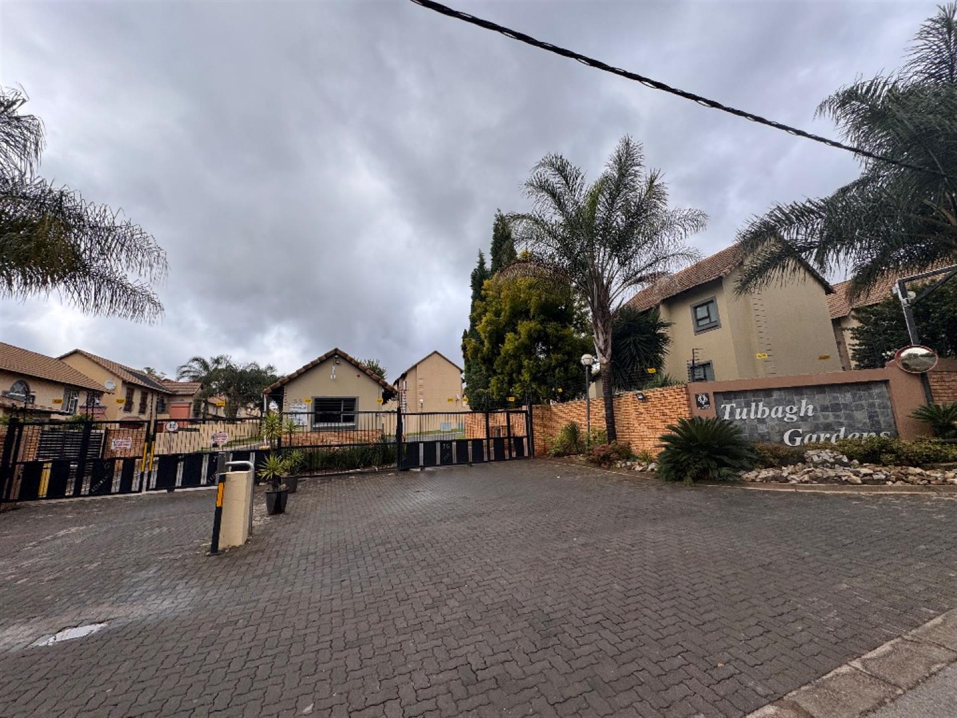 Front View of property in Glen Marais