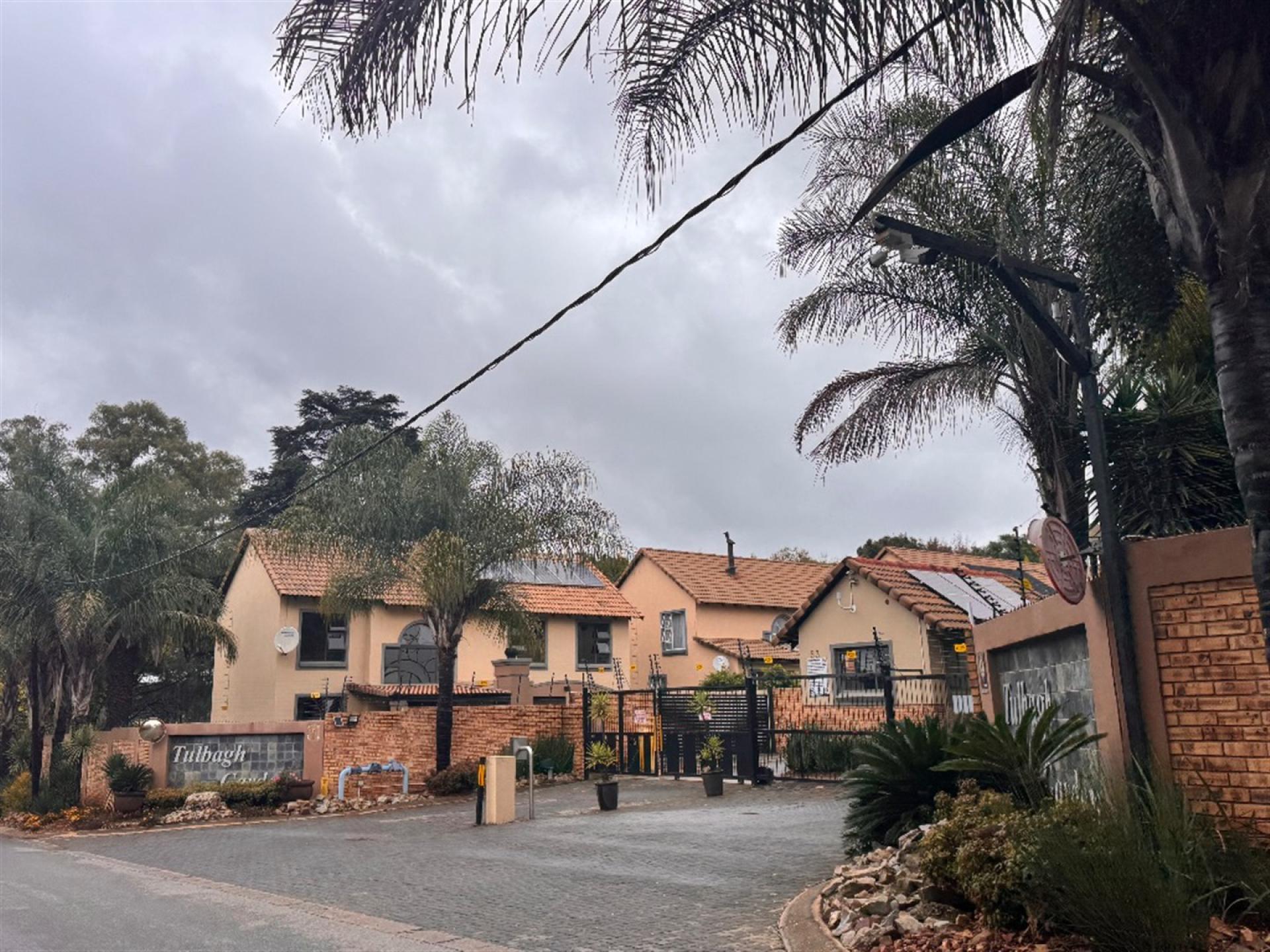 Front View of property in Glen Marais