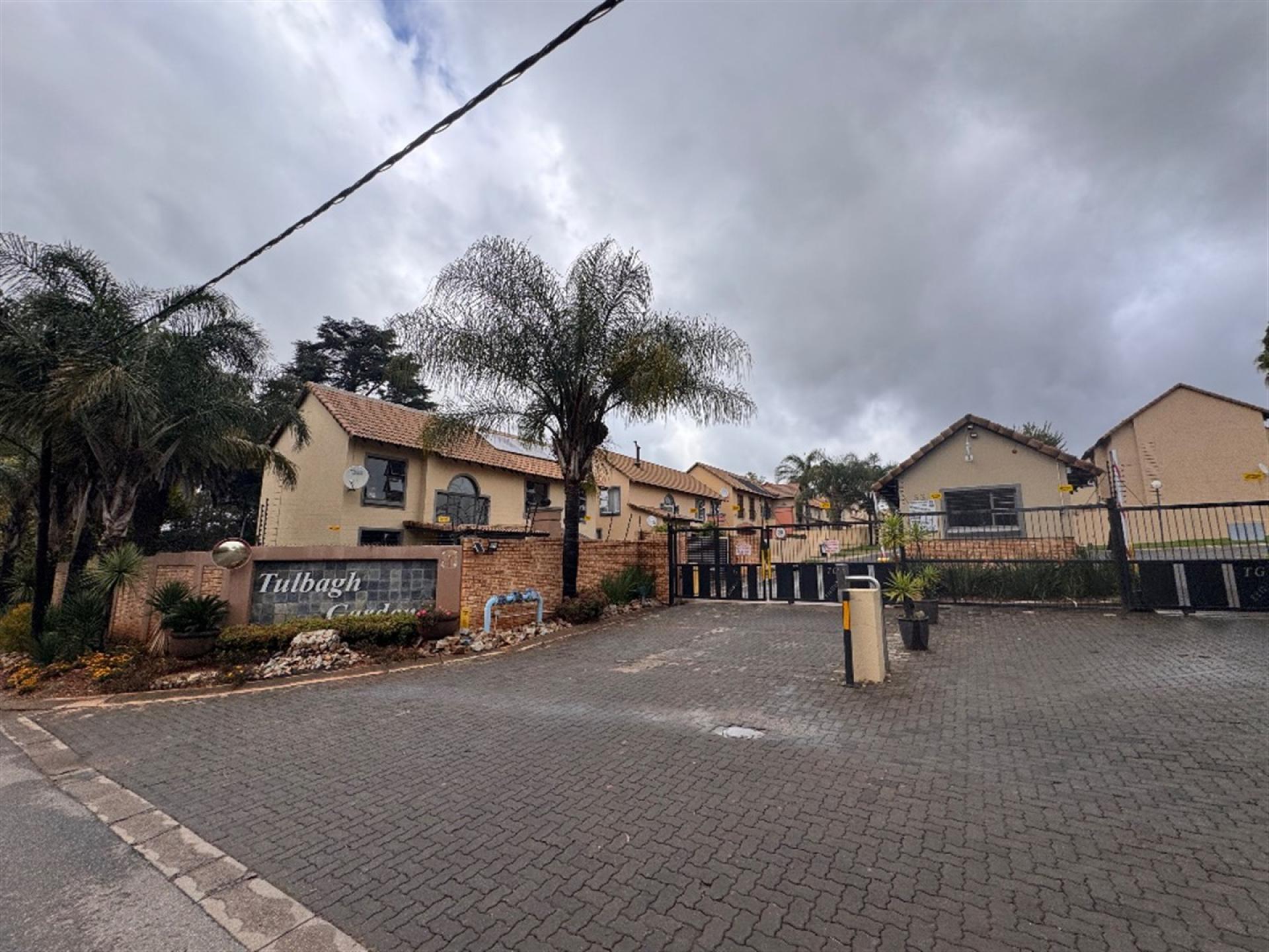 Front View of property in Glen Marais