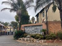 Front View of property in Glen Marais