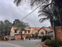 Front View of property in Glen Marais