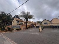 Front View of property in Glen Marais