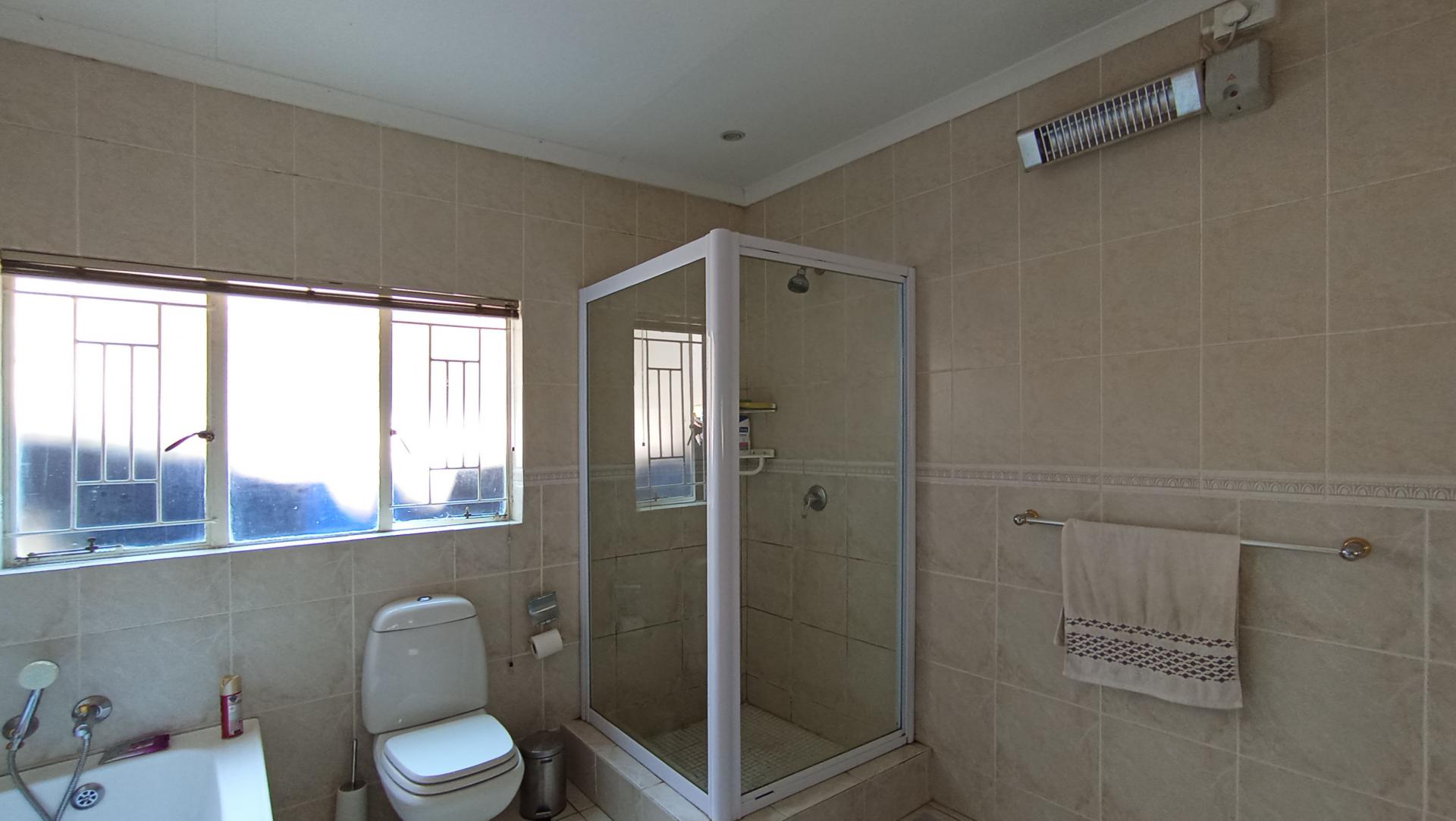 Bathroom 1 - 13 square meters of property in Gallo Manor