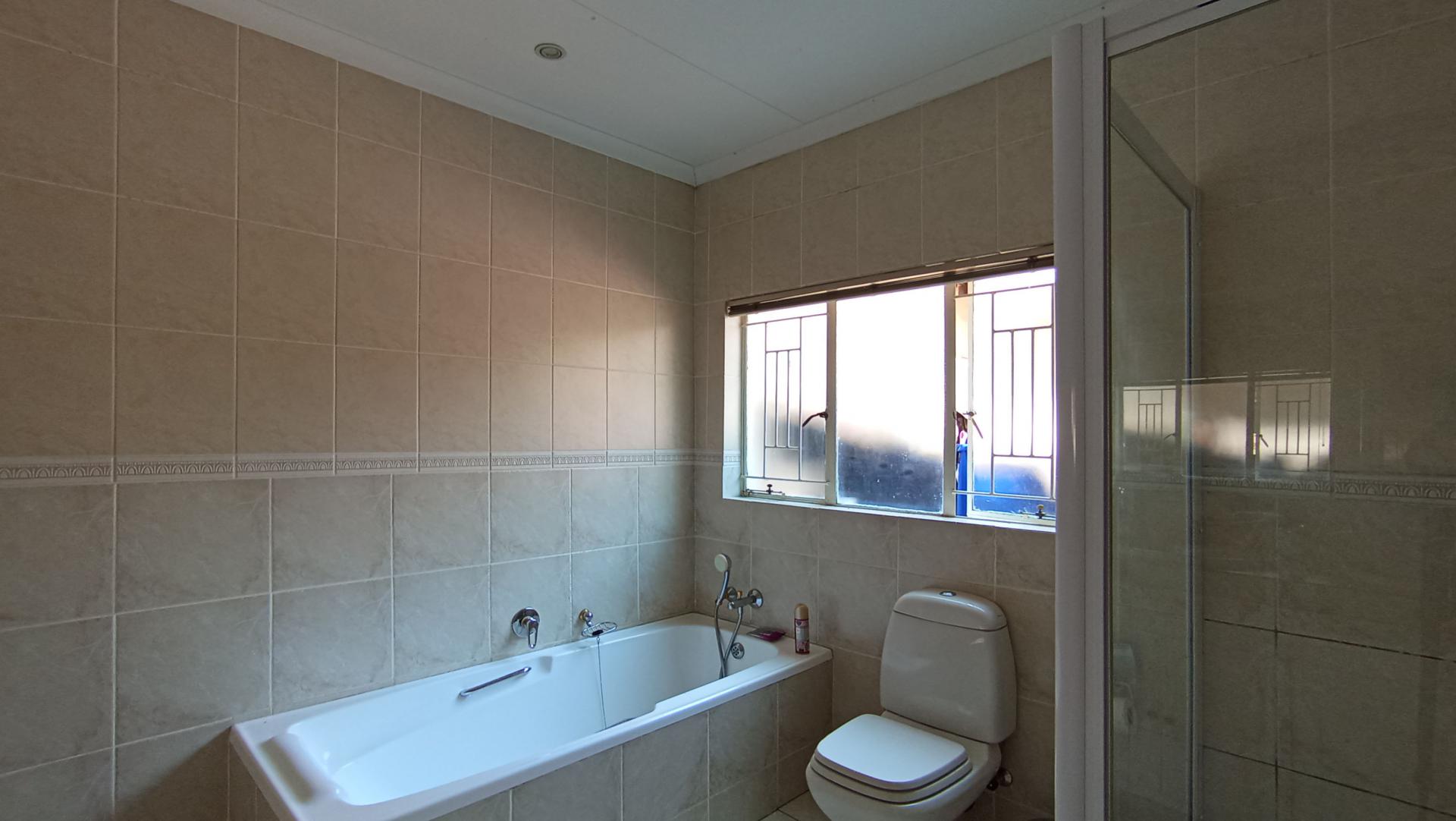 Bathroom 1 - 13 square meters of property in Gallo Manor