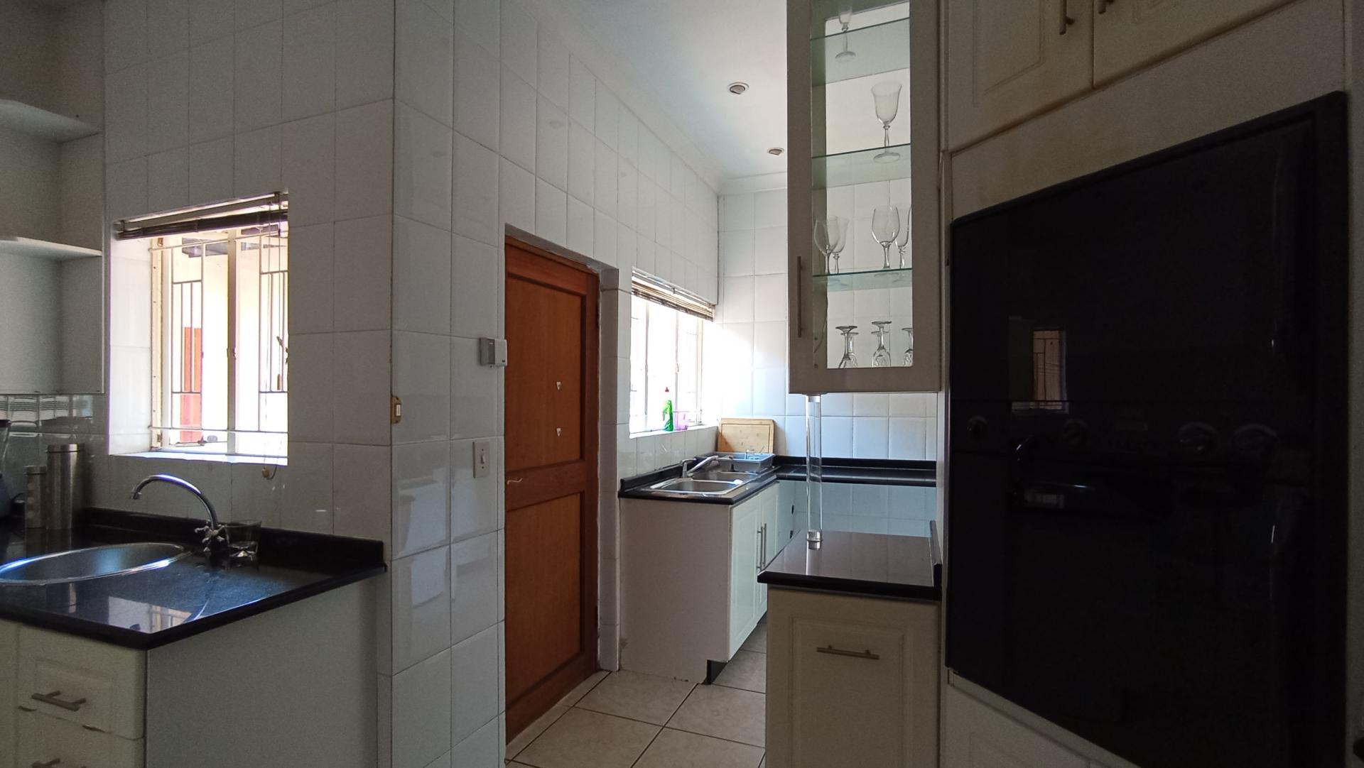Kitchen - 33 square meters of property in Gallo Manor
