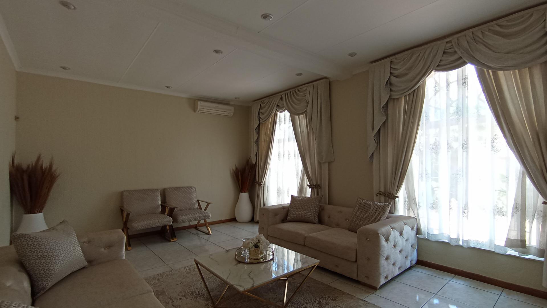 Informal Lounge - 31 square meters of property in Gallo Manor